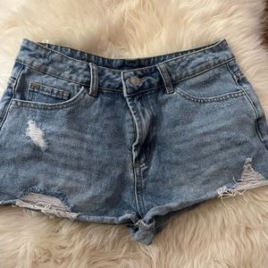 Light wash short ripped jeans mid rise never worn